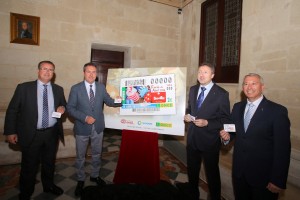 A la izquierda de la imagen el alcalde de Sevilla junto al delegado de Fiestas de Sevilla, mientras que a la derecha se posicionan el delegado territorial de la ONCE en Andalucía, Ceuta y Melilla -Cristobal Martínez - y el subdelegado territorial. Todos ellos entorno al cartel donde se promociona el cupón cuya imagen proyecta la Feria de Abril 2016.