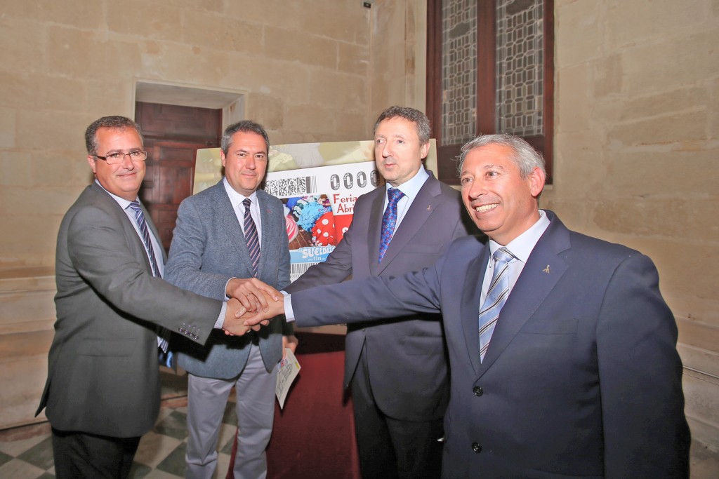 Juan Espadas, el delegado de Fiestas Mayores de Sevilla, Cristobal Martínez y el subdelegado territorial de la ONCE, Antonio Toledo unen sus manos tras la presentación