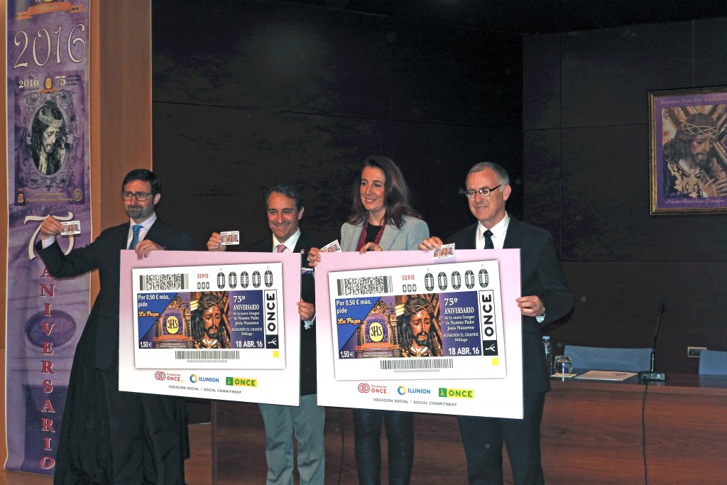 Presentación cupón Alhaurín El Grande con la imagen de Nuestro Padre Jesús. Los cupones son sostenidos por los protagonistas del acto.