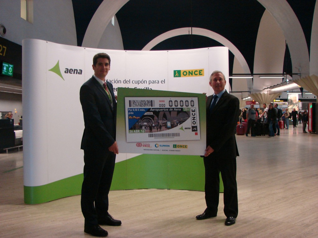 El director del aeropuerto de Sevilla presenta junto al subdelegado territorial de Andalucía el cupón inspirado en el aeropuerto de la capital hispalense