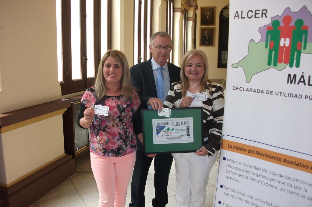El director de la ONCE en Málaga, la presidenta de ALCER Málaga y delegada del Ayuntamiento enseñan a las cámaras el cupón de ALCER
