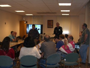 La Policía ofrece una charla a afiliados sobre los riesgos de Internet en una de las salas de la sede de la ONCE en Sevilla