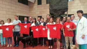 Los afiliados cordobeses lucen camisetas en apoyo a las donaciones tras recibir sus carnets