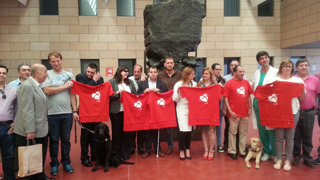 Todos los afiliados posan con sus camisetas rojas junto al monumento al donante en el hospital Reina Sofía de Córdoba