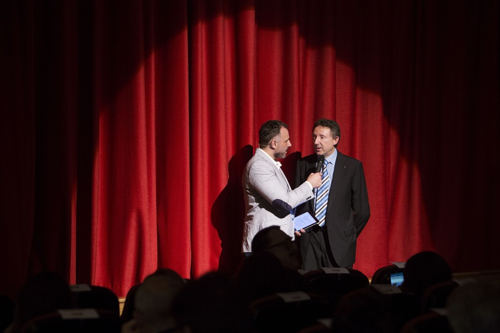 Cristóbal Martínez, delegado territorial de la ONCE en Andalucía, Ceuta y Melilla, en el escenario del concurso junto al presentador