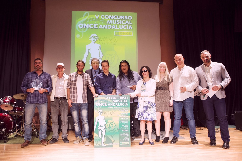 Los ganadores del Concurso Musical posan junto a Isabel Viruet y Cristóbal Martínez tras la entrega de premios sobre el escenario de la Delegación Territorial de la ONCE de Andalucía, Ceuta y Melilla en Sevilla