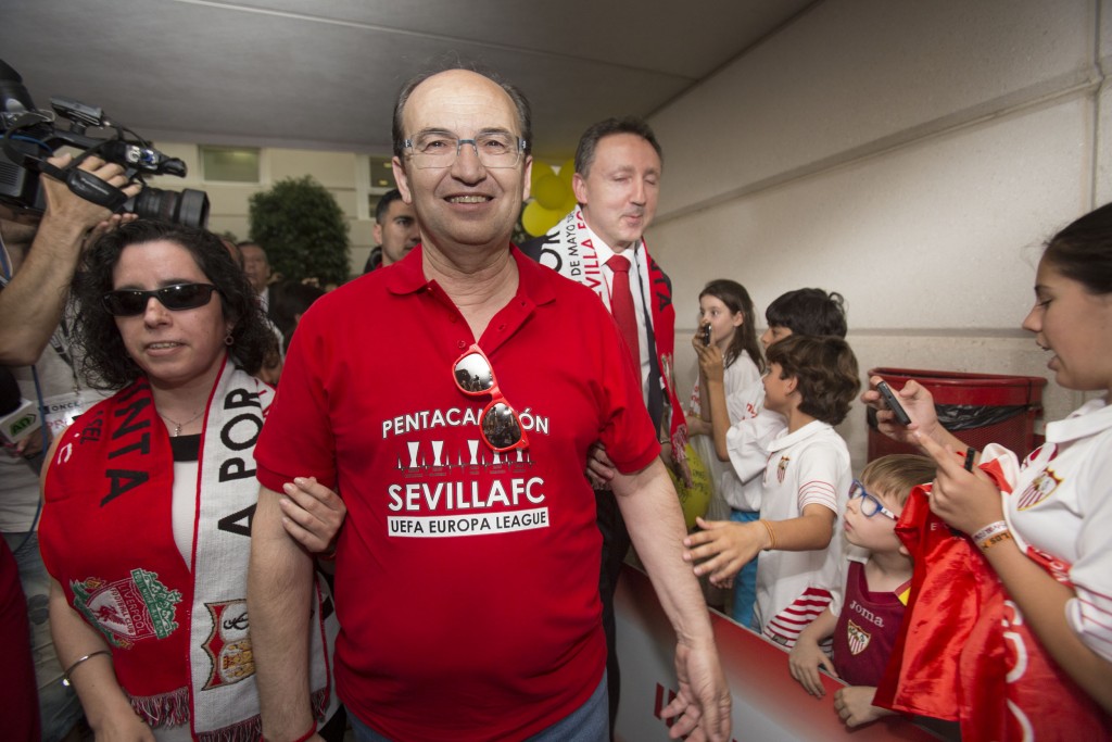 Cristóbal Martínez e Isabel Viruet acompañan -ataviados con bufandas del equipo- al presidente del Sevilla, José Casto, en su entrada al CRE