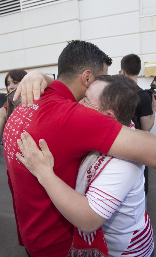 José Antonio Reyes, jugador y capitán del equipo, protagoniza uno de los momentos más emotivos del acto enfundándose en fuerte abrazo con uno de los asistentes