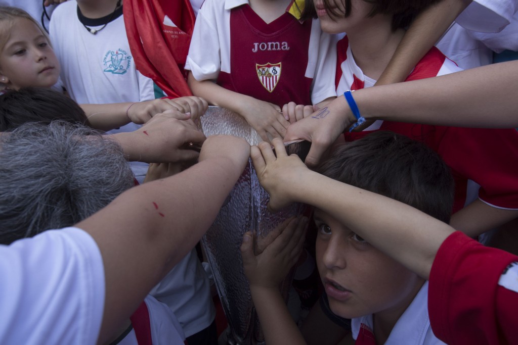 Niños de la ONCE reciben la copa de la Europa League 2016 en el CRE