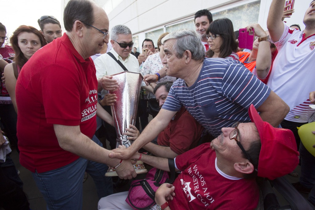 José Castro muestra la copa a algunos de los asistentes al acto de celebración