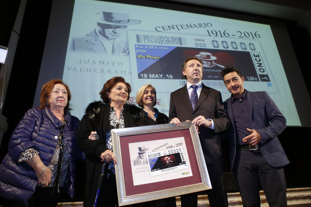 La familia Valderrama acompaña a Cristóbal Martínez en la presentación del cupón en honor al cantante sobre el escenario
