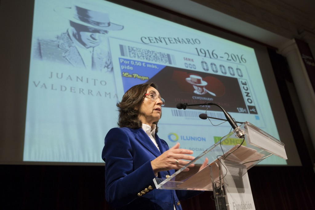 Rosa Aguilar, consejera de cultura de la Junta de Andalucía, comparece en el escenario con la imagen del cupón proyectada sobre el fondo