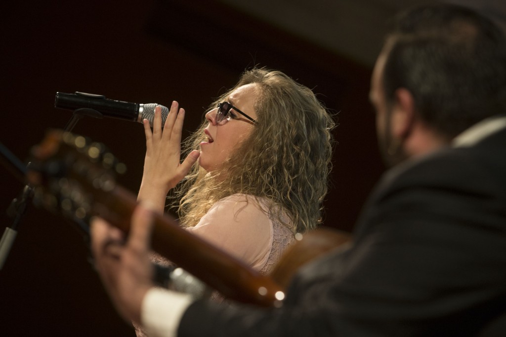 Coraluna, acompañada de su guitarrista, homenaje con su voz a Juanito Valderrama