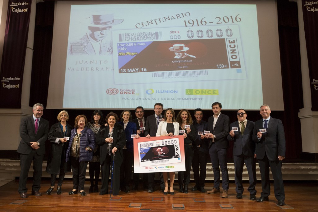 La familia de Valderrama es fotografiada junto a directivos de la ONCE y de la Junta de Andalucía en la presentación
