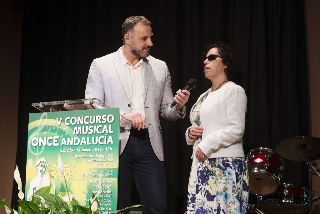 Isabel Viruet interviene en las presentaciones del certamen junto al presentador del acto Juan Carlos Roldán 