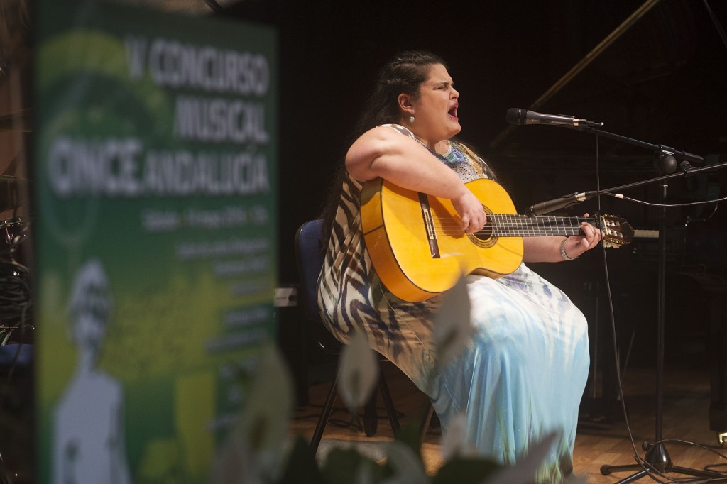 María Teresa Cobo, jerezana, durante su actuación en la modalidad individual sobre el escenario y acompañada de su guitarra