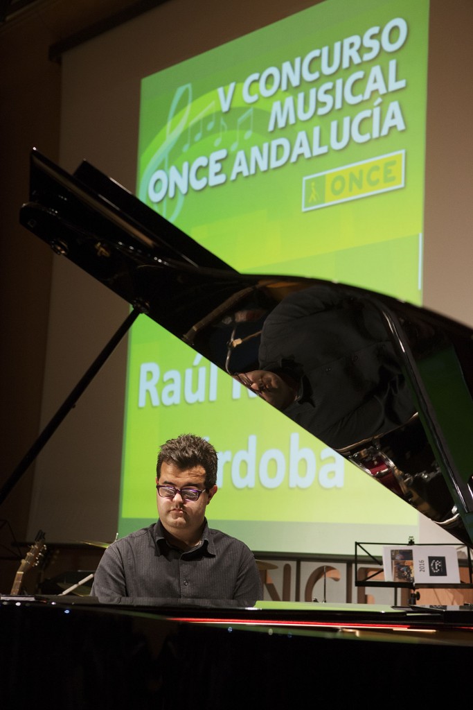 El participante Raúl Roldan actua junto a un piano de cola sobre el escenario del concurso