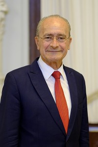Primer plano sonriente del alcalde de Málaga