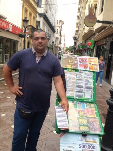 José Manuel junto a su stand de venta 