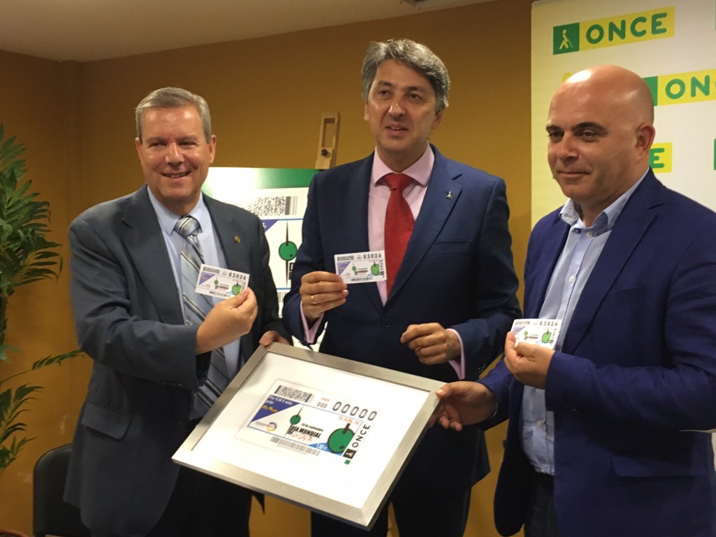 foto de familia enseñando el cupón