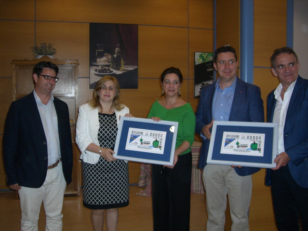 La directora de la ONCE en Córdoba en la presentación del cupón con las autoridades y responsables de la hostelería