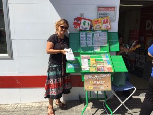 Lourdes Horrillo enseña sus cupones en su puesto de venta