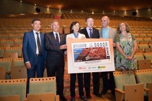 Foto de familia mostrando el cupón desde el patio de butacas del Teatro Maestranza
