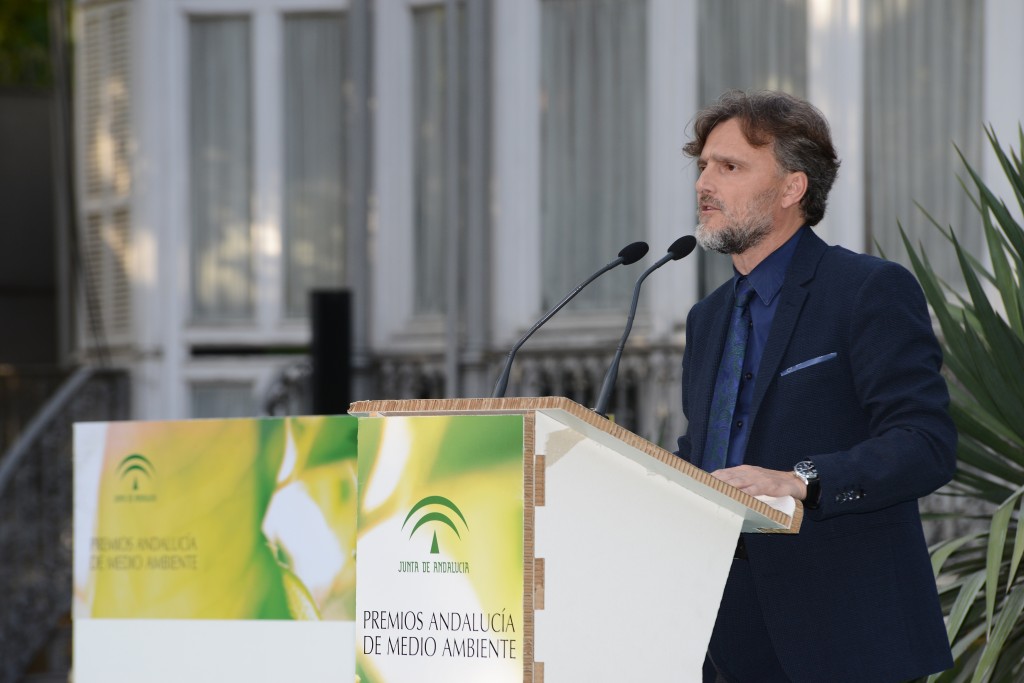 Primer plano de José Fiscal desde el atril durante su intervención