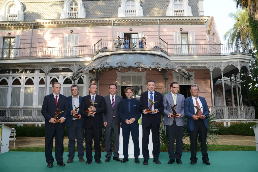 Los premiados en el escenario para la foto de familia con la Casa Rosa de fondo