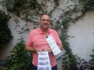 Francisco Cerezo mostrando sus cupones