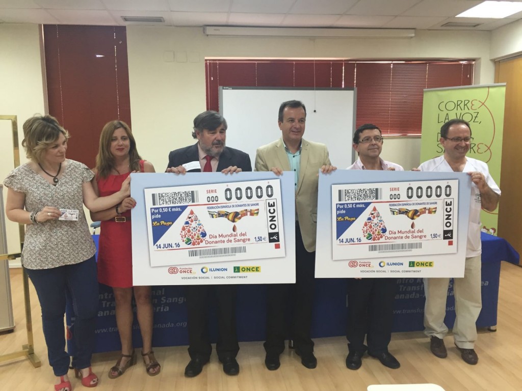 Foto de familia mostrando el cupón