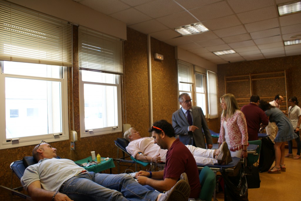 Varios trabajadores de la ONCE de Huelva tumbados en camilla durante las extracciones