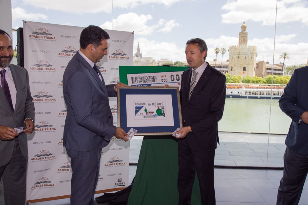 Cristóbal Martínez y Javier Fernández con el cupón del Día de la Tapa