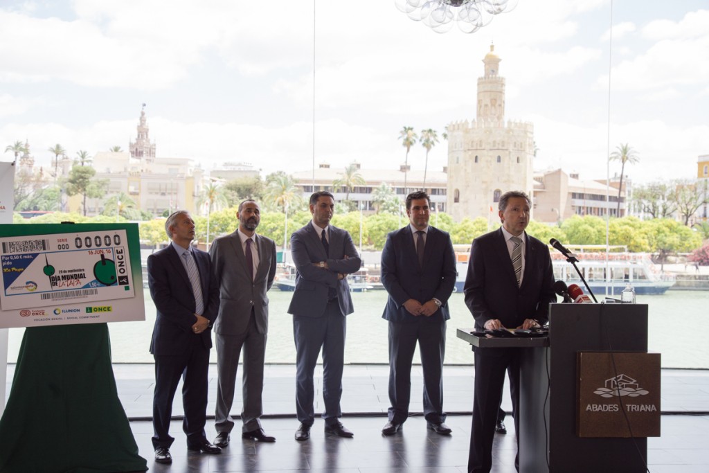 Cristóbal Martínez hablando con la Giralda y la Torre del Oro de fondo