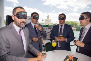 El consejero de Turismo y Deporte, con el delegado territorial, el director de Abades Triana y el presidente de los hosteleros de Sevilla tomando su tapa a ciegas