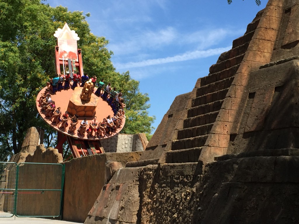 Una de las atracciones de Isla Mágica en pleno funcionamiento