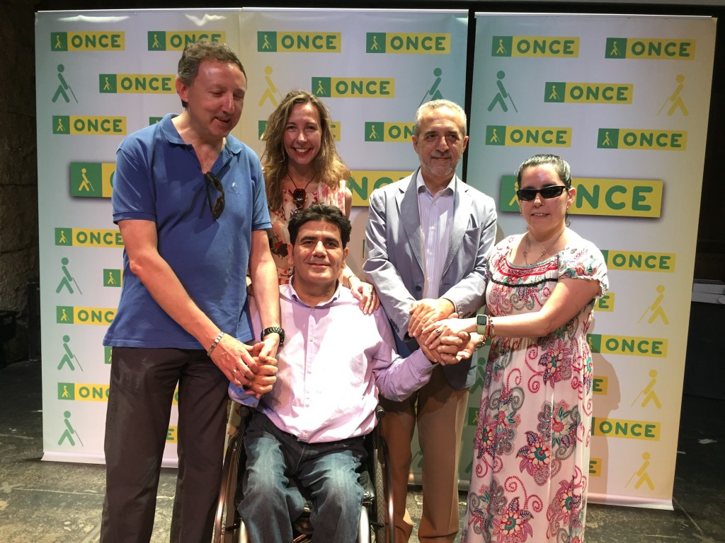 De izquierda a derecha juntan sus manos sonrientes en el escenario Cristóbal Marínez, Patricia Sanz, Gonzalo Rivas, Juan Manuel Flores e Isabel Viruet