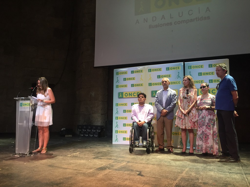 Gemma Pozo en el escenario de El Fuerte dirigiéndose al público desde el escenario