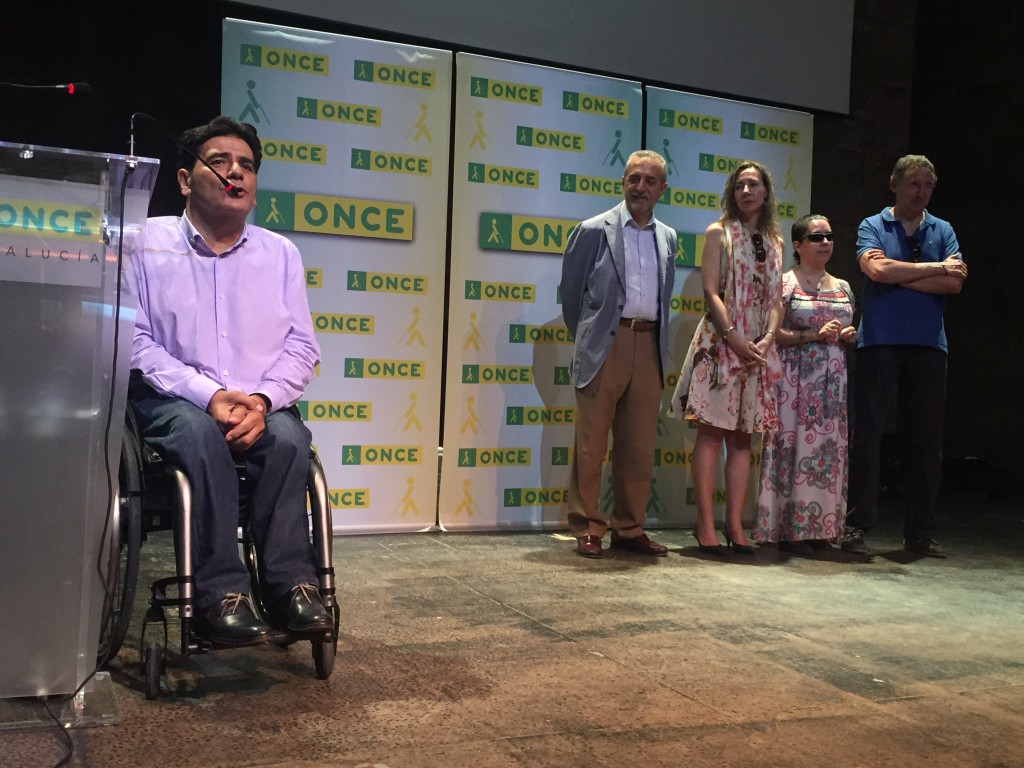 Intervención de Gonzalo Rivas en primer plano con el resto de autoridades y representantes de la ONCE al fondo