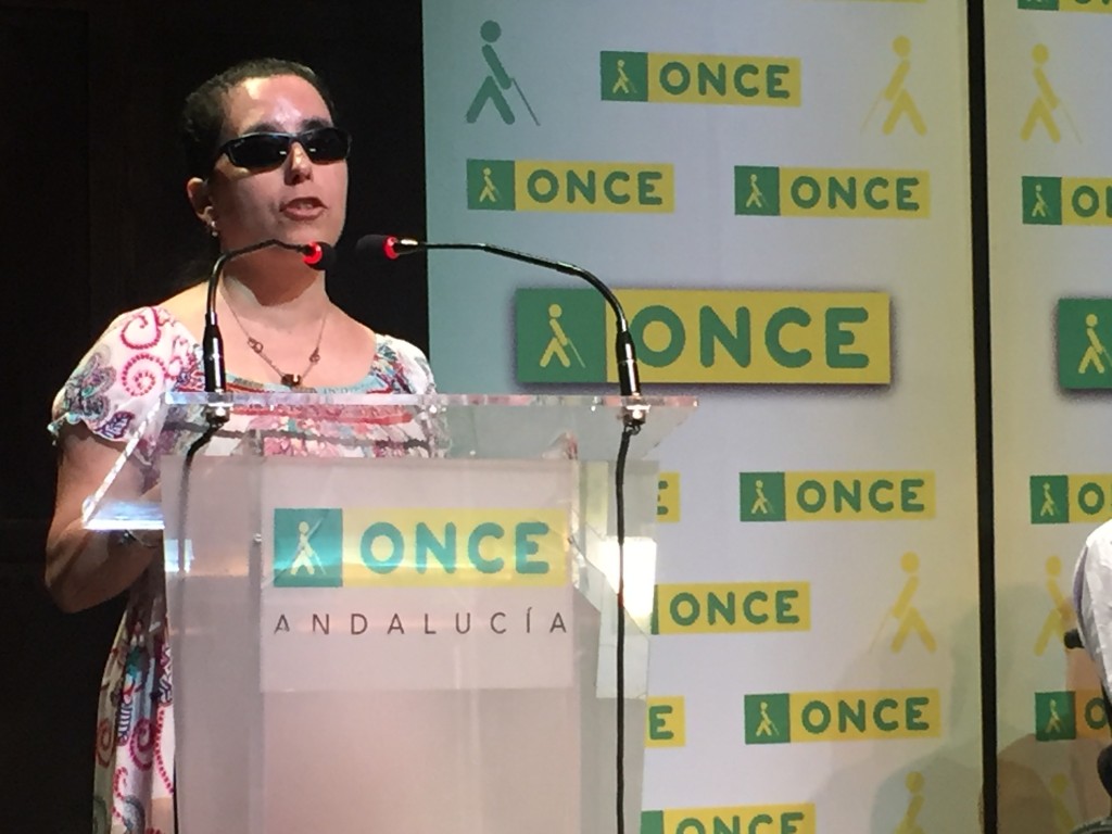 Primer plano de Isabel Viruet hablando desde el atril