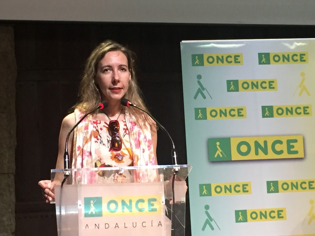 Primer plano de Patricia Sanz hablando desde el atril