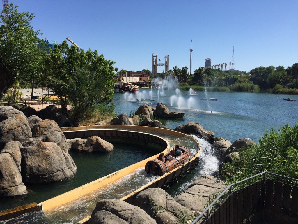 Una de las canoas de la Anaconda llegando al lago tras su bajada vertiginosa
