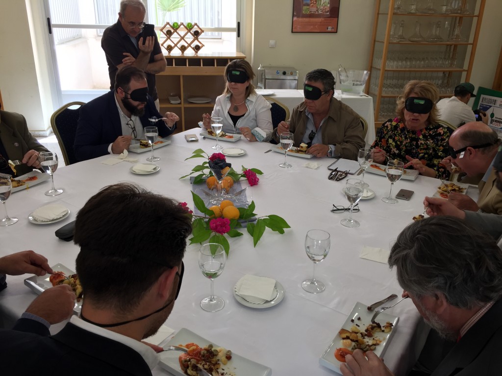 Los participantes con los antifaces puestos para tapear