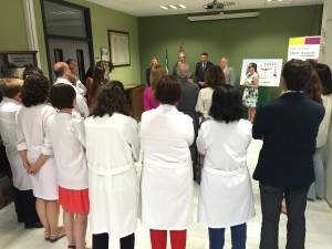 Perspectiva de los profesionales del SAS, con batas blancas, escuchando las intervenciones