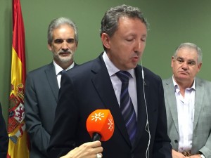 Cristóbal Martínez hablando junto al consejero de Salud