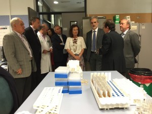 visita a uno de los laboratorios donde reciben las explicaciones de sus profesionales