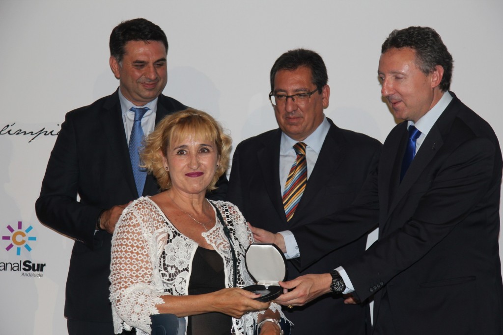 El presidente de la FADEC entrega la medalla a otra deportista paralímpica