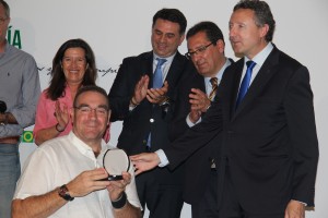 Diego de Paz recibe la medalla entre aplausos de los asistentes