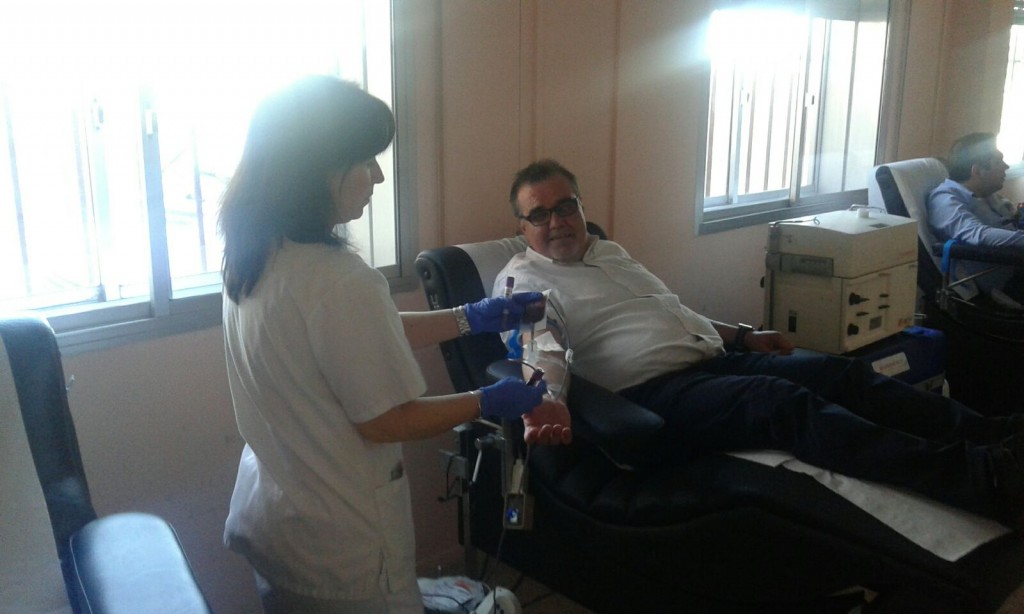 Un momento de la extracción de sangre a Cristino Ortuno en el centro regional de tranfusiones sanguíneas en Jerez