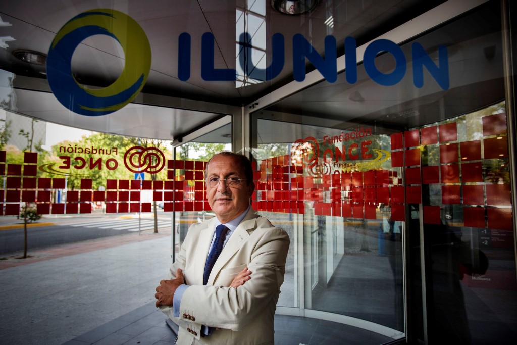 Julián León en el interior del pabellón de Fundación ONCE, sede de ILUNION en Andalucía